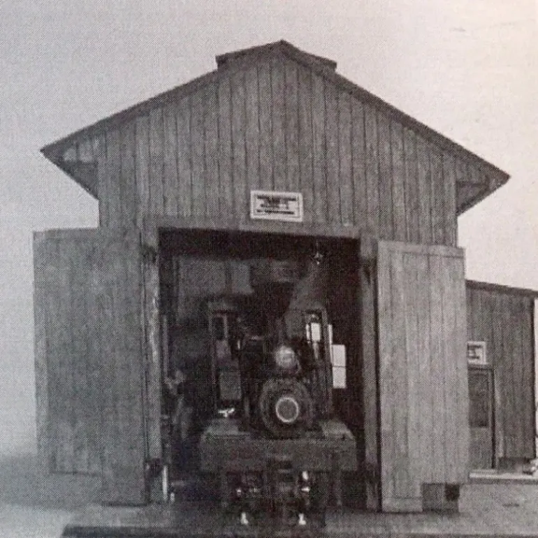 Kits by Emerson On30 Scale Single Stall Engine House Building Kit - Model Train Junction: Quality Parts and Art Supplies