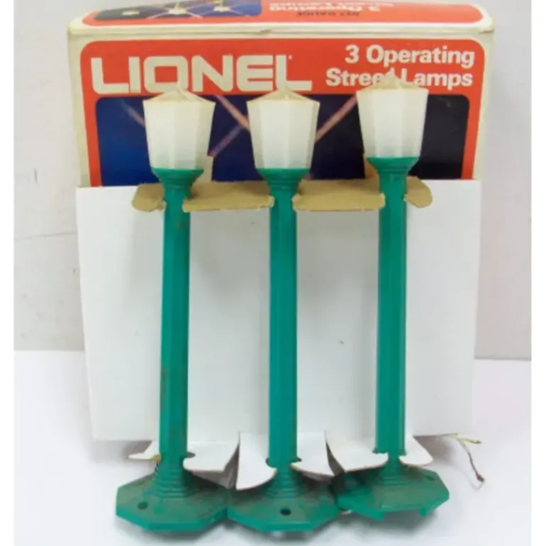 Lionel 6-2170 O And 027 Operating Green Plastic Street Lamp Posts (Set of 3) EX/Box - Model Train Junction: Quality Parts and Art Supplies