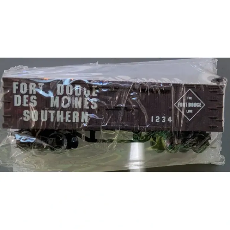 Micro-Trains 1234 N Scale Fort Dodge Des Moines Southern Freight Car - Model Train Junction: Quality Parts and Art Supplies