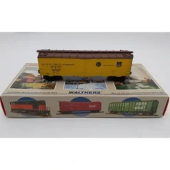 Walthers 932-2501 HO Pacific Fruit Express 40' Steel Reefer #30524 EX/Box - Model Train Junction: Quality Parts and Art Supplies