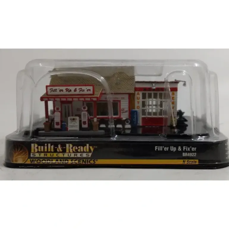 Woodland Scenics BR4922 N Built-&-Ready Fill'er Up & Fix'er Building - Model Train Junction: Quality Parts and Art Supplies
